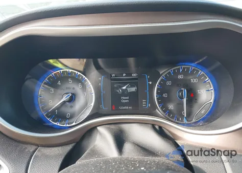 2017 Chrysler Pacifica Touring-L z USA, uszkodzony, nr VIN 2C4RC1BG5HR613473